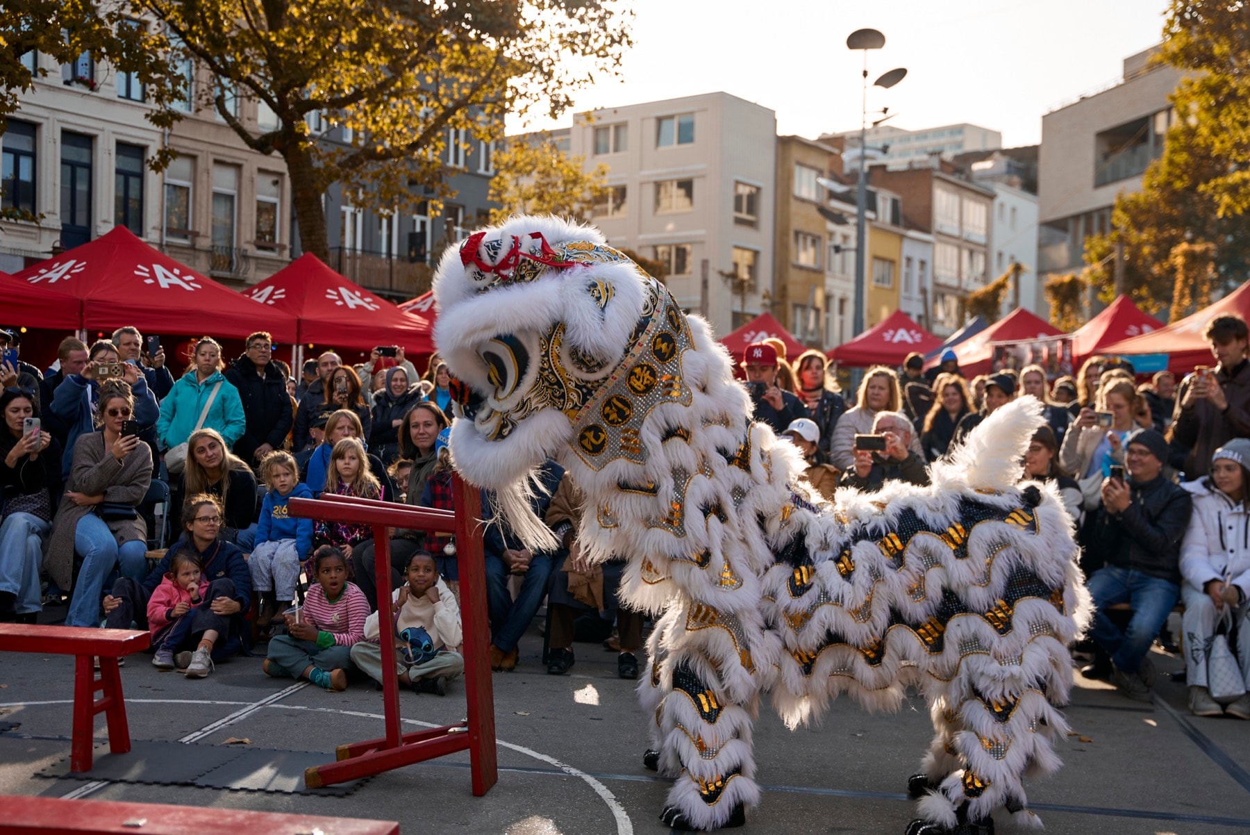 Leeuwendans in Chinatown Antwerpen